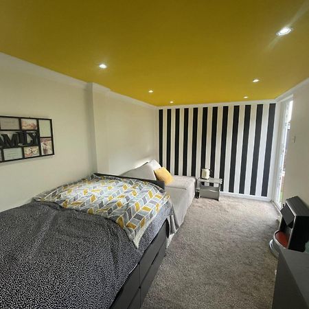 Beautiful Place To Live Near Heathrow Windsor Legoland & Free Parking Onsite Burnham  Eksteriør billede