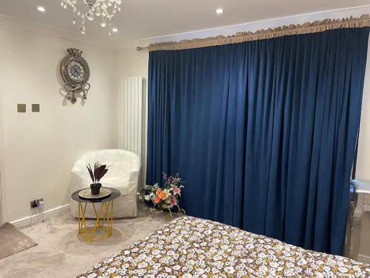 Beautiful Place To Live Near Heathrow Windsor Legoland & Free Parking Onsite Burnham  Eksteriør billede
